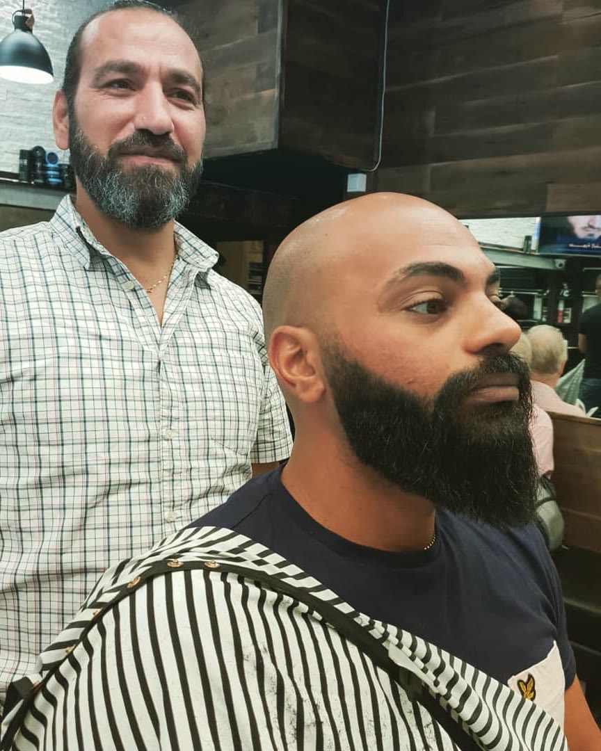 Ziad med kund som fått helskägget format