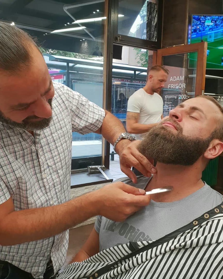 Ziad sätter en skägglinje med rakkniv