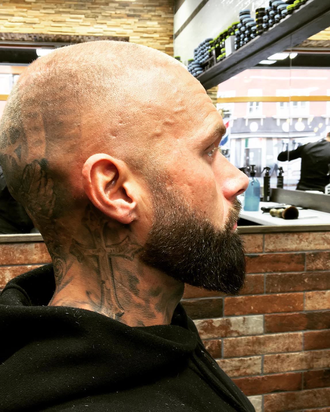 Rakat huvud med skarpt formad mörk skäggkontur