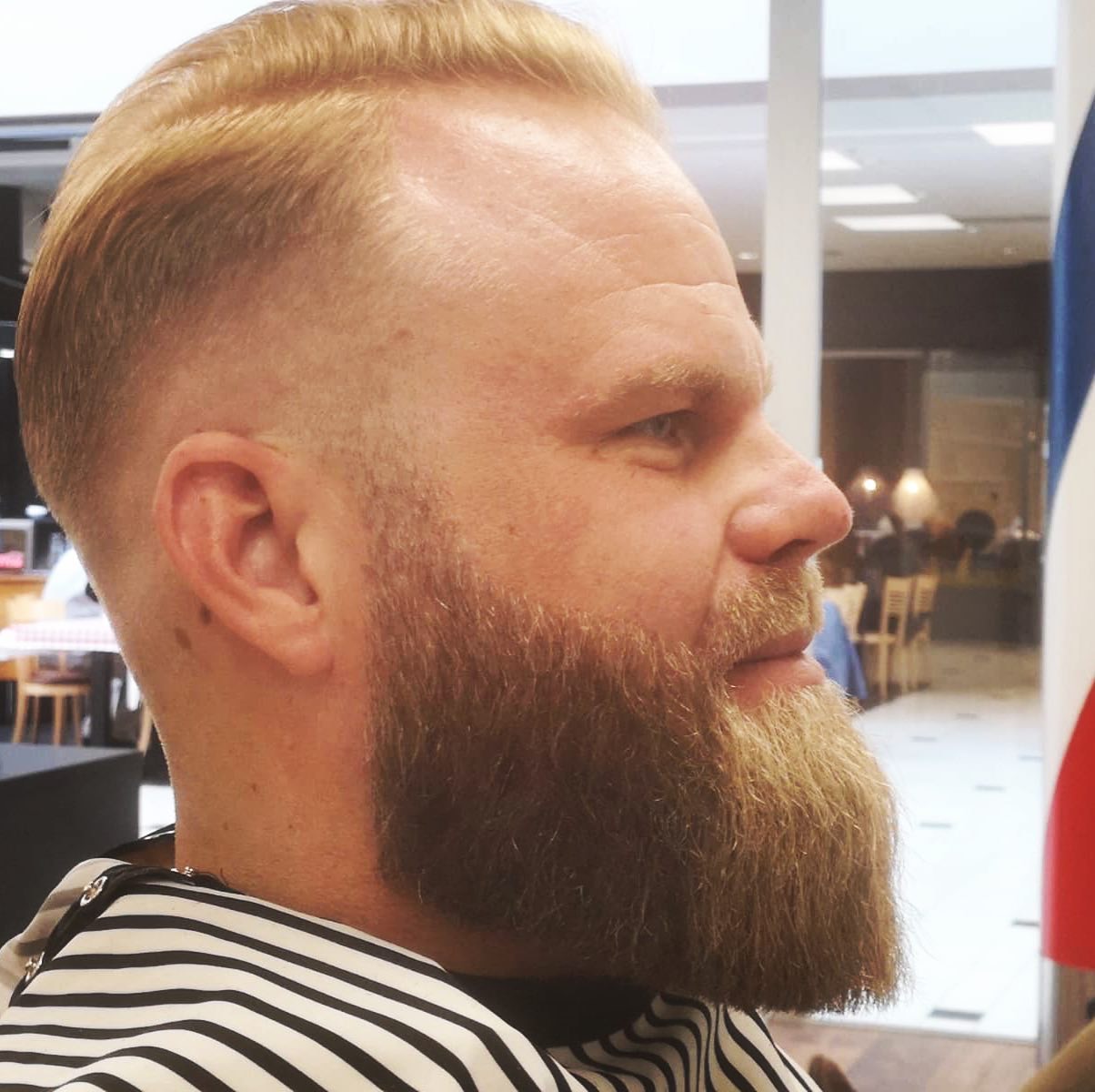 Fylligt helskägg med rundad kontur och skarp skin fade